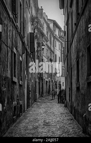 Roma, Italia - 08 gennaio 2014: una tipica stradina nel centro della città di Roma, Italia. Foto Stock