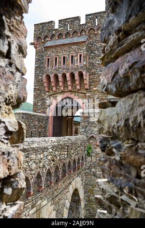 Camelot come il ponte levatoio presso il famoso castello di Reichenstein nel quartiere Falkenburg del fiume Reno in Germania. Foto Stock