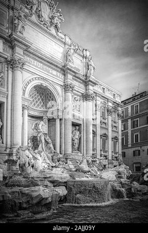 Roma, Italia - 08 gennaio 2014: la famosa Fontana di Trevi nel centro di Roma, Italia. Bianco e Nero modifica. Foto Stock