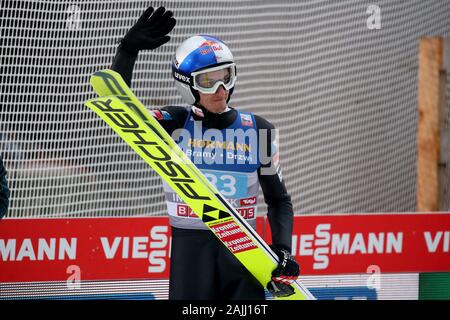 Innsbruck, Austria. 04 gen, 2020. Sci nordico/ski jumping World Cup, torneo delle quattro colline, Big Hill, uomini, secondo l'esecuzione. Gregor Schlierenzauer, ski ponticello da Austria, reagisce in area di finitura. Credito: Daniel Karmann/dpa/Alamy Live News Foto Stock