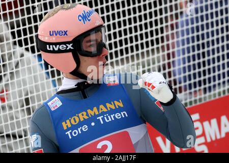 Innsbruck, Austria. 04 gen, 2020. Sci nordico/ski jumping World Cup, torneo delle quattro colline, Big Hill, uomini, secondo l'esecuzione. Stefan Kraft, ski ponticello da Austria, reagisce in area di finitura. Credito: Daniel Karmann/dpa/Alamy Live News Foto Stock