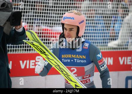 Innsbruck, Austria. 04 gen, 2020. Sci nordico/ski jumping World Cup, torneo delle quattro colline, Big Hill, uomini, secondo l'esecuzione. Stefan Kraft, ski ponticello da Austria, reagisce in area di finitura. Credito: Daniel Karmann/dpa/Alamy Live News Foto Stock