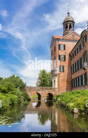 Ponte di ingresso e la torre del castello di lui in Eutin, Germania Foto Stock