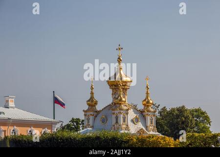 Golden chiesa duomo e bandiera russa in Pertergof, St-Petersburg. Saint Petersburg, Russia - 29 novembre 2019. Foto Stock