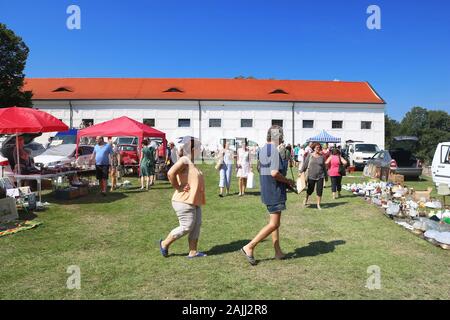 CASTA, Slovacchia - 31 agosto 2019: le persone non identificate nel mercato all'aperto di vintage le cose sul sito di Red castello di pietra Foto Stock