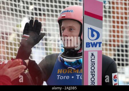 Innsbruck, Austria. 04 gen, 2020. Sci nordico/ski jumping World Cup, torneo delle quattro colline, Big Hill, uomini, secondo l'esecuzione. Dawid Kubacki, ski ponticello dalla Polonia, reagisce in area di finitura. Credito: Daniel Karmann/dpa/Alamy Live News Foto Stock