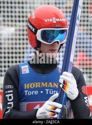 Innsbruck, Austria. 04 gen, 2020. Sci nordico/ski jumping World Cup, torneo delle quattro colline, Big Hill, uomini, secondo l'esecuzione. Stephan Leyhe, ski ponticello dalla Germania, reagisce in area di finitura. Credito: Daniel Karmann/dpa/Alamy Live News Foto Stock