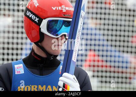 Innsbruck, Austria. 04 gen, 2020. Sci nordico/ski jumping World Cup, torneo delle quattro colline, Big Hill, uomini, secondo l'esecuzione. Stephan Leyhe, ski ponticello dalla Germania, reagisce in area di finitura. Credito: Daniel Karmann/dpa/Alamy Live News Foto Stock