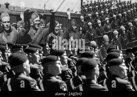 Mosca, Russia. Il 7 di maggio, 2015 i soldati dell'esercito russo marzo sullo sfondo di un banner con foto storiche della Grande Guerra Patriottica durante una vittoria giorno parata militare che segna il settantesimo anniversario della vittoria sulla Germania nazista nella guerra del 1941-1945 Foto Stock