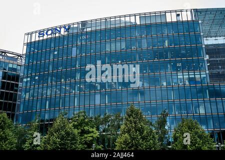 All'esterno della moderna facciata in vetro dell'edificio Sony Corporate Office nel centro di Berlino, in Germania Foto Stock