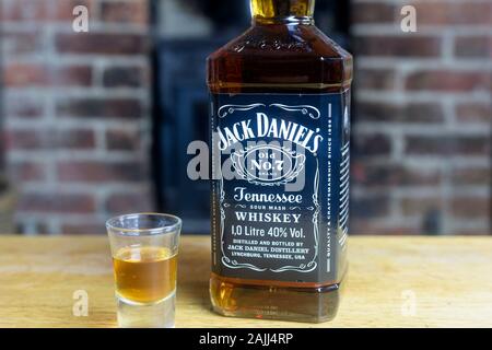 Colpo di whiskey accanto a una bottiglia di Jack Daniels Old No. 7 Foto Stock