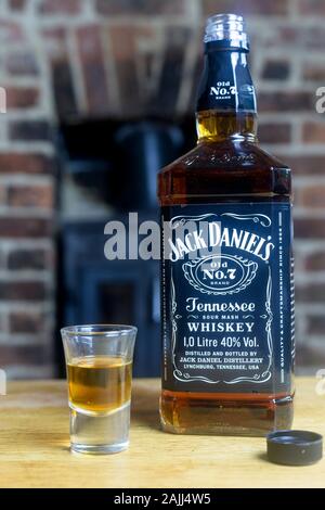 Colpo di whiskey accanto a una bottiglia di Jack Daniels Old No. 7 Foto Stock