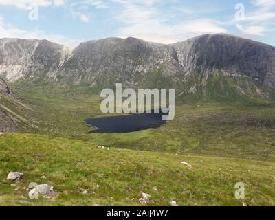 Loch Coire Lair e la montagna scozzese Munro Beinn Liath Mhor, Strathcarron, Highlands scozzesi, Scotland, Regno Unito. Foto Stock