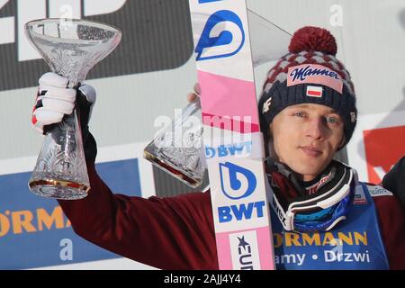 Innsbruck, Austria. 04 gen, 2020. Sci nordico/ski jumping World Cup, torneo delle quattro colline, Big Hill, uomini, secondo l'esecuzione. Il secondo posto Dawid Kubacki dalla Polonia alla cerimonia di consegna del premio. Credito: Daniel Karmann/dpa/Alamy Live News Foto Stock