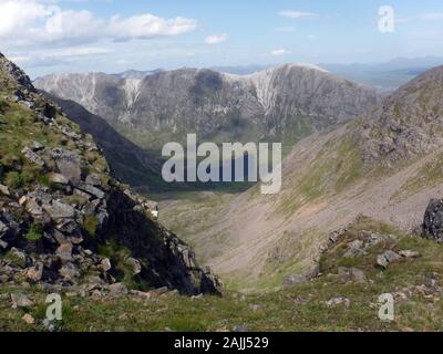 Loch Coire Lair e la montagna scozzese Munro Beinn Liath Mhor dal Corbett Fuar Tholl, Strathcarron, Highlands scozzesi, Scotland, Regno Unito. Foto Stock