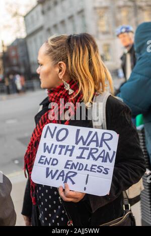 Westminster, Londra, Regno Unito. 4 gennaio, 2020. A seguito dell'assassinio del generale iraniano Soleimani Qassem a Bagdad, manifestanti tenere una dimostrazione esterna di Downing Street a non attaccare l'Iran. Penelope Barritt/Alamy Live News Foto Stock