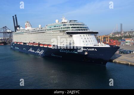 Il tedesco azionato, TUI cruises, 'Mein Schiff 6' nel porto di Laem Chabang, Thailandia Foto Stock