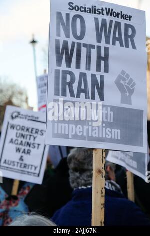 Whitehall, Londra, Regno Unito. 4 gennaio 2020. Dire no alla guerra in Iran i manifestanti di fronte a Downing Street. Credito: Matteo Chattle/Alamy Live News Foto Stock