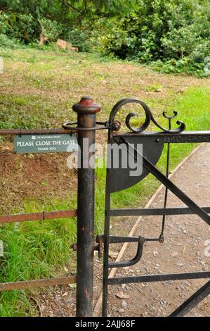 Elaborare un meccanismo di chiusura su un cancello attraverso un percorso nella tenuta di Tytesfield vicino Bristol, Somerset del nord. REGNO UNITO Foto Stock