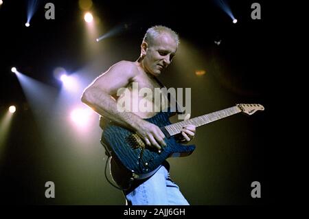 Milano, Italia 07/11/1996, concerto dal vivo di Def Leppard al Palalido : Phil Collen, il chitarrista dei Def Leppard durante il concerto Foto Stock