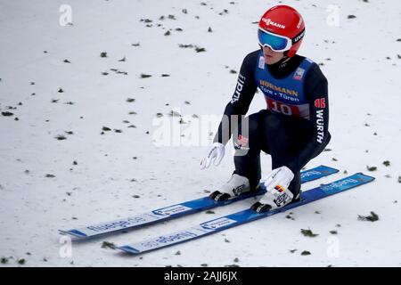 Innsbruck, Austria. 04 gen, 2020. Sci nordico/ski jumping World Cup, torneo delle quattro colline, Big Hill, uomini, secondo l'esecuzione. Stephan Leyhe, ski ponticello dalla Germania, reagisce in area di finitura. Credito: Daniel Karmann/dpa/Alamy Live News Foto Stock