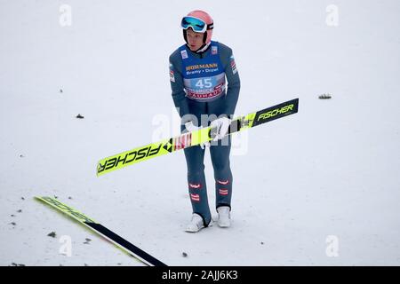 Innsbruck, Austria. 04 gen, 2020. Sci nordico/ski jumping World Cup, torneo delle quattro colline, Big Hill, uomini, secondo l'esecuzione. Daniel Huber, ski ponticello da Austria, dopo la sua caduta sul pianerottolo. Credito: Daniel Karmann/dpa/Alamy Live News Foto Stock