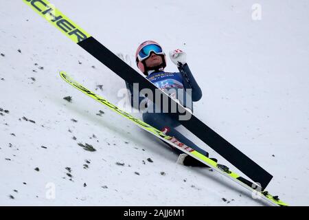 Innsbruck, Austria. 04 gen, 2020. Sci nordico/ski jumping World Cup, torneo delle quattro colline, Big Hill, uomini, secondo l'esecuzione. Daniel Huber, ski ponticello da Austria, si blocca sul pianerottolo. Credito: Daniel Karmann/dpa/Alamy Live News Foto Stock