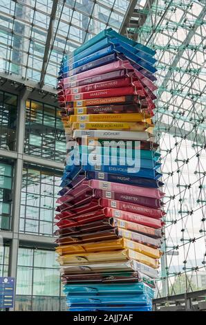 La pubblicità di grandi dimensioni di Ritter-Sport Chocolate Bar ha pillato cielo in alto nell'atrio della stazione ferroviaria principale di Berlino, Germania. Foto Stock