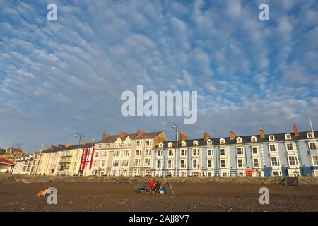 Aberystwyth Wales UK Winter beach scene con i pescatori e con cani nel dicembre 2019 Foto Stock