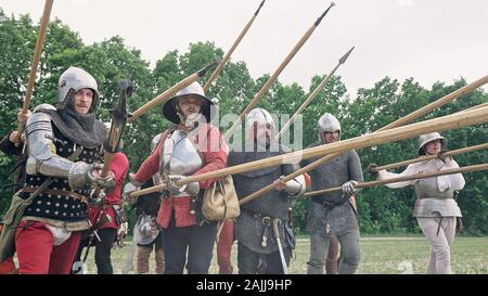 Guerrieri con combattimenti con le lance in una battaglia. Guerrieri in attacco. Foto Stock