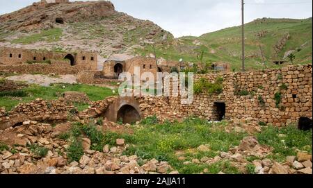 Vista dal villaggio di Bilali vicino a Mardin. Oggi in questo villaggio siriaco vivono pochissime persone. Foto Stock