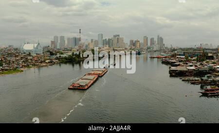 Grattacieli e centri di affari in una grande città di Manila. Moderna metropoli in Asia, vista dall'alto. Foto Stock