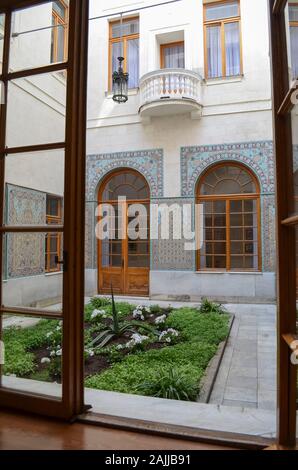 YALTA, CRIMEA - maggio 14,2012: bellissimo cortile arabo nel palazzo di Livadia. Crimea su 14 Maggio 2016 Foto Stock