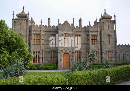 ALUPKA, CRIMEA - maggio 16,2012: facciata della Vorontsov Palace. Alupka. La Crimea. Fu costruita dal 1828 al 1848 anni. La residenza estiva del Conte Mikh Foto Stock