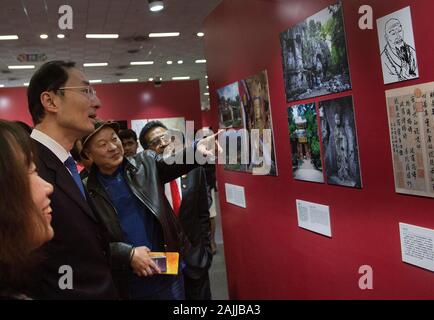 New Delhi, India. 4 gennaio 2020. (200104) -- NEW DELHI, gen. 4, 2020 (Xinhua) -- Jiang Jingkui, un professore di studi indiani all Università di Pechino (3 L), mostra le foto di ambasciatore cinese in India Sun Weidong (2 L) alla China-India i contatti culturali Mostra fotografica durante la New Delhi World Book Fair-2020 a Nuova Delhi, India, gen. 4, 2020. All'interno del padiglione n. 7 a Pragati Maidan, un vasto terreno luogo progettato per mostre, un padiglione immerso tra edicole alla Fiera del Libro porta i visitatori verso il basso una corsia di memoria in più di duemila anni di scambi culturali tra la Cina e l'India attraverso fotografi Foto Stock