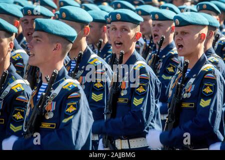 Mosca, Russia. Il 7 di maggio, 2015 Cadetti del Ryazan airborne scuola comando chiamato dopo Margelov marzo a Mosca del quadrato rosso durante una vittoria giorno parata militare che segna il settantesimo anniversario della vittoria sulla Germania nazista nella guerra del 1941-1945 Foto Stock