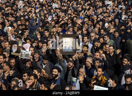 Pechino, Iran. 3 gennaio, 2020. Le persone che frequentano una protesta contro la morte di alto profilo comandante iraniano Soleimani Qassem a Tehran, Iran, a gennaio 3, 2020. Credito: Ahmad Halabisaz/Xinhua/Alamy Live News Foto Stock