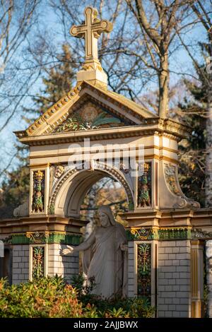 Mausoleo colorati con una statua di Gesù Cristo sul cimitero Dorotheenstädtischer a Berlino, Germania Foto Stock