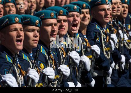 Mosca, Russia. Il 7 di maggio, 2015 Cadetti del Ryazan airborne scuola comando chiamato dopo Margelov marzo a Mosca del quadrato rosso durante una vittoria giorno parata militare che segna il settantesimo anniversario della vittoria sulla Germania nazista nella guerra del 1941-1945 Foto Stock