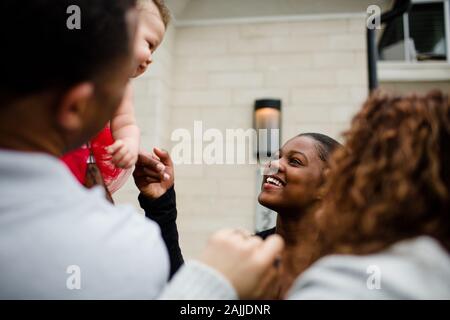 African American Step Sister sorridente al Biracial Baby Sister Foto Stock