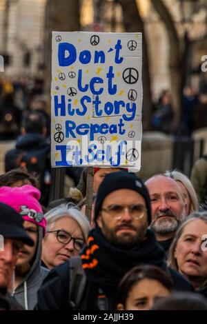 Whitehall, Londra, Regno Unito. 4 gennaio 2020. Fermare la guerra organizza una manifestazione di protesta al di fuori di Downing Street dopo l uccisione del generale iraniano Soleimani Qassem da Donald Trump e gli Stati Uniti. L'abbattimento è stato eseguito a Bagdad, violando accordi con il governo iracheno. Essi ritengono che l'Iran e Iraq di vendicarsi. Credito: Guy Bell/Alamy Live News Foto Stock