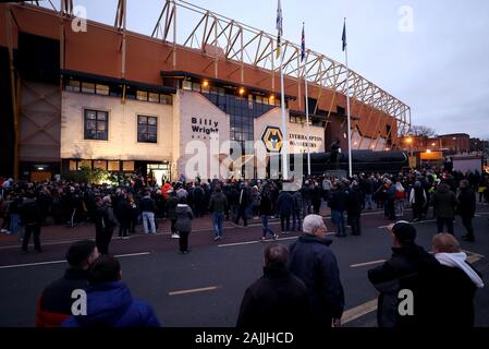 Tifosi si riuniscono fuori dallo stadio prima della FA Cup terzo turno corrispondono a Molineux Stadium, Wolverhampton. Foto Stock