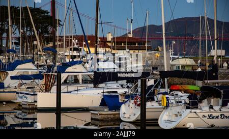 San Francisco, California / STATI UNITI D'America - 7 Feb 2019 - YACHT in marina nella parte anteriore del ponte Golden Gate sulla mattina di febbraio Foto Stock