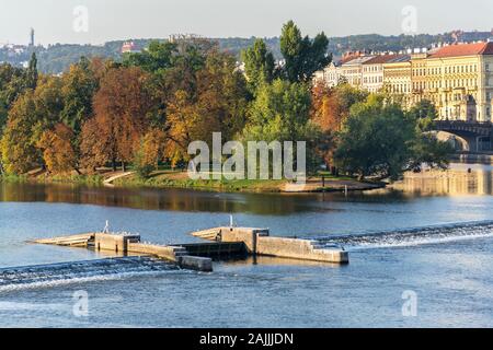 Strelecky Island con weir sulla Moldava vicino al Teatro Nazionale e il Ponte Carlo a Praga Repubblica Ceca, soleggiata giornata autunnale Foto Stock