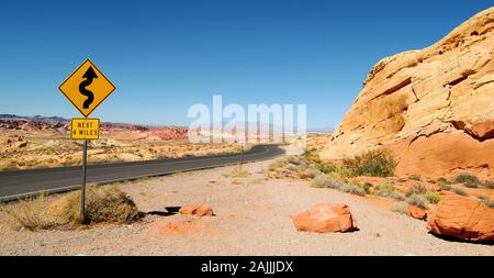 Strada tortuosa attraverso la Valle del fuoco in Nevada Foto Stock