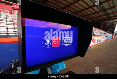 Una vista generale di un sistema di VAR durante la FA Cup terzo turno la corrispondenza alla vitalità Stadium, Bournemouth. Foto Stock