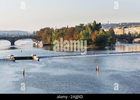 Strelecky Island con weir sulla Moldava vicino al Teatro Nazionale e il Ponte Carlo a Praga Repubblica Ceca, soleggiata giornata autunnale Foto Stock