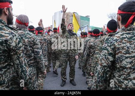 Tehran, Iran. 04 gen, 2020. Tehran, Iran. 04 gen, 2020. Membri del Iraniano paramilitari Basij milizie volontarie prendere parte in un lutto al rally Felestin Square in onore di Qassem Soleimani, comandante della elite Quds forza della rivoluzione iraniana di protezione, che è stato ucciso in un Noi airstrike sull'aeroporto di Baghdad tardi giovedì. Credito: Saeid Zareian/dpa/Alamy Live News Foto Stock