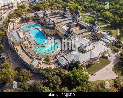 Antenna fuco vista del famoso Szechenyi Bagno Termale e Spa su una soleggiata giornata autunnale a Budapest, Ungheria. Budapest, Ungheria - 30 settembre 2019. Foto Stock
