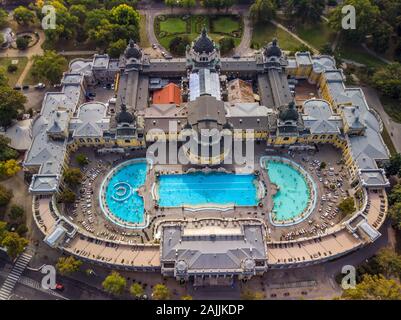 Antenna fuco vista del famoso Szechenyi Bagno Termale e Spa su una soleggiata giornata autunnale a Budapest, Ungheria. Budapest, Ungheria - 30 settembre 2019. Foto Stock